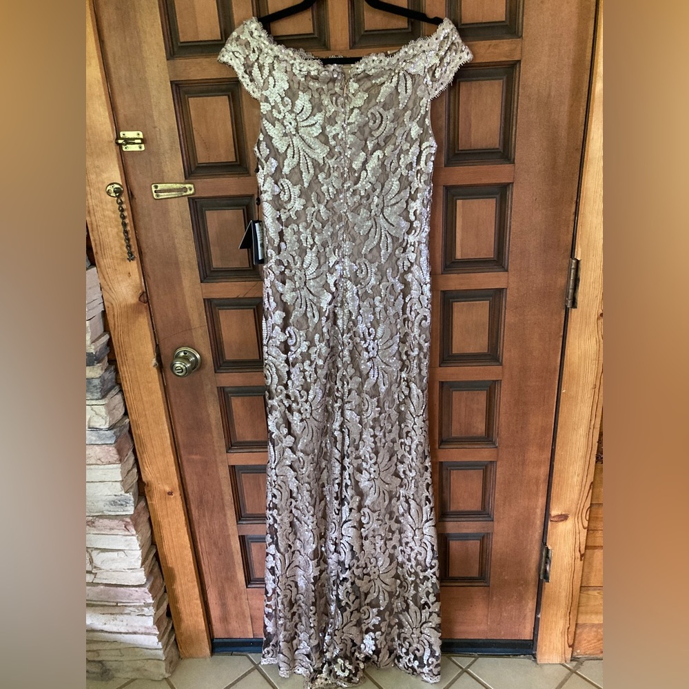 Stunning Adrianna Papell evening gown size 4.